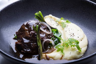 Sığır straganof patates püresi ile