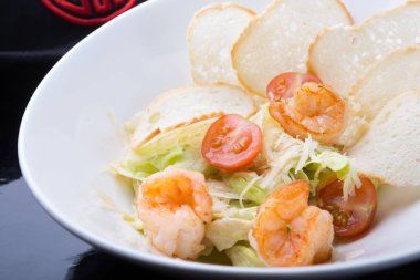 Ceasar salata karides bir kruton hizmet.