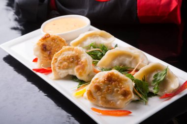 Kızarmış Asya köfte otlar ve sos ile servis