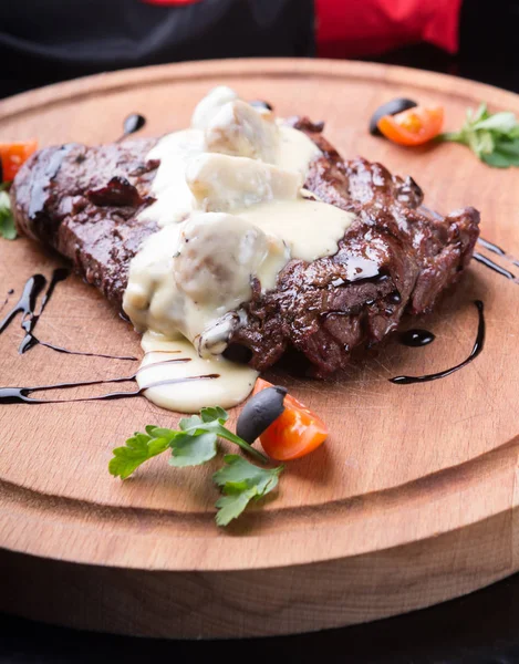 Grilovaný Hovězí Steak Podávaný Žampionovou Omáčkou — Stock fotografie