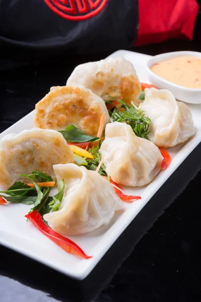 Dumplings Asiáticos Fritos Servidos Con Hierbas Salsa — Foto de Stock