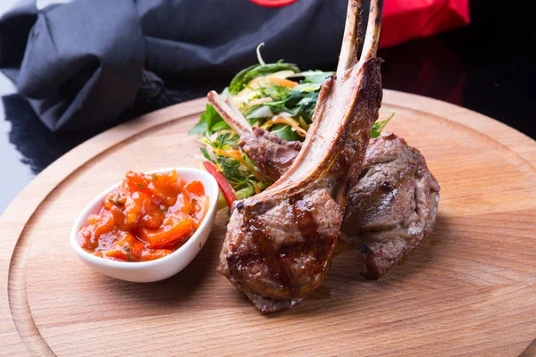 Carne Cordeiro Grelhada Servida Com Molho Ervas — Fotografia de Stock