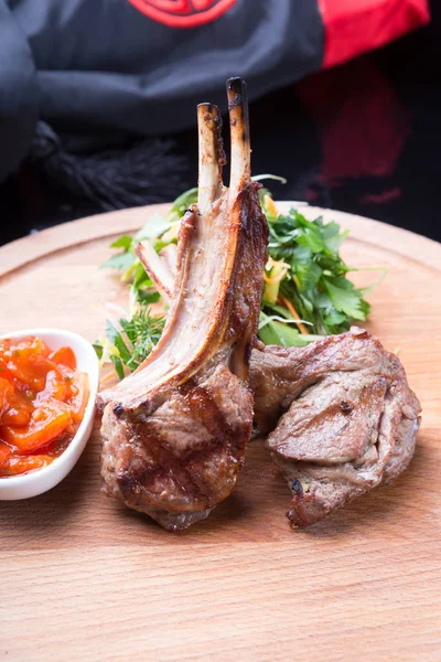 Carne Cordeiro Grelhada Servida Com Molho Ervas — Fotografia de Stock