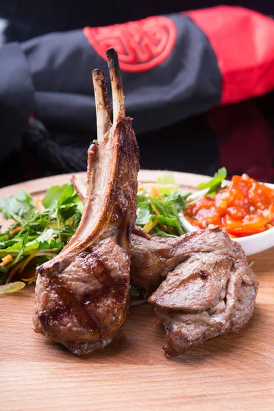 Carne Cordeiro Grelhada Servida Com Molho Ervas — Fotografia de Stock