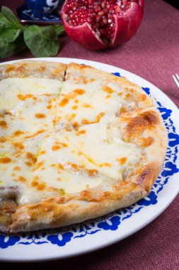 Fırında peynirli, yuvarlak bir ekmek.