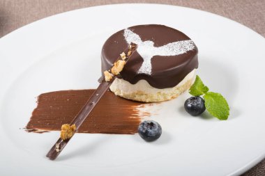 Yaban mersinli çikolatalı sufle keki.