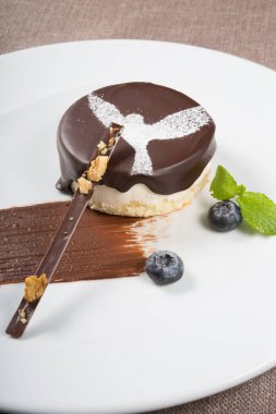 Yaban mersinli çikolatalı sufle keki.