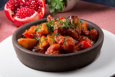 Bir kase karışık sebze yahnisi.