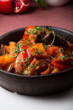 Ev yapımı karışık sebze güveci tencerede servis edilir.