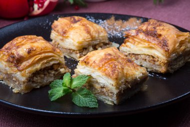Türk tatlı baklavası tabakta servis ediliyor