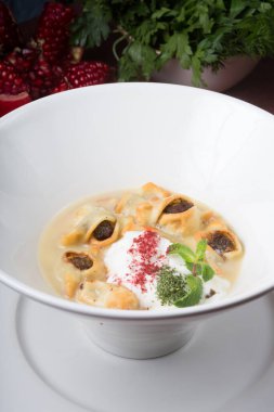 Ekşi kremalı bir kase kızarmış hamur köftesi