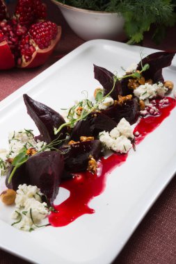 Süzme peynirli ve fındıklı pancar salatası