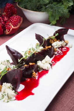 Süzme peynirli ve fındıklı pancar salatası