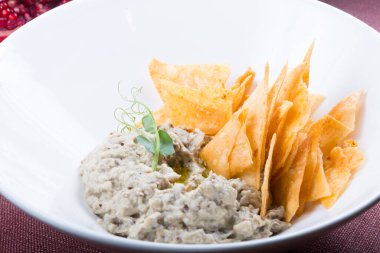 Patates kızartmasıyla servis edilen bir kase hazır yemek.