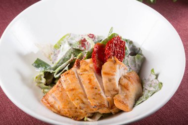 Tavuk göğsü eti tütsülenmiş ve salata için dilimlenmiş.