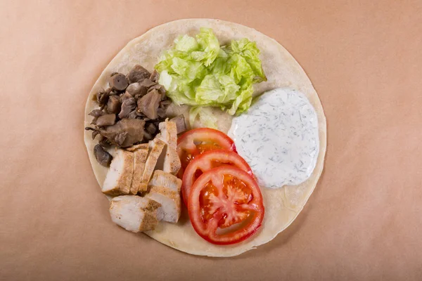 Paket Kağıdında Farklı Malzemeler Olan Taco — Stok fotoğraf