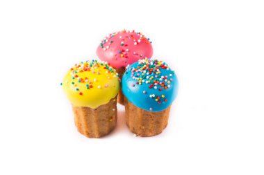 Beyaz arka planda taze pişmiş kekler.