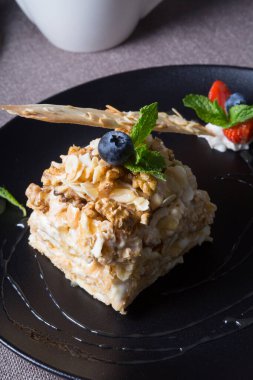 Böğürtlenli ve naneli süslü pasta.