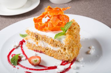 Bir dilim süslü ve şenlikli havuçlu kek.