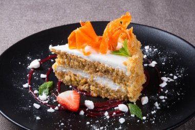 Bir dilim süslü ve şenlikli havuçlu kek.