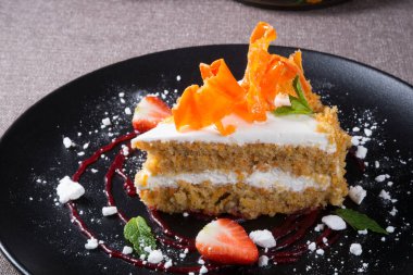 Bir dilim süslü ve şenlikli havuçlu kek.