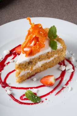 Bir dilim süslü ve şenlikli havuçlu kek.