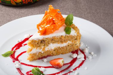 Bir dilim süslü ve şenlikli havuçlu kek.