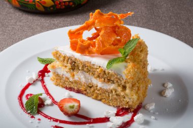 Bir dilim süslü ve şenlikli havuçlu kek.