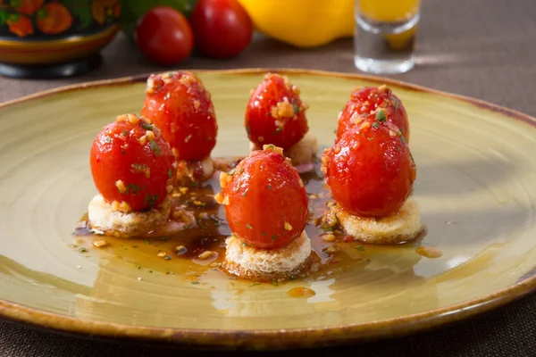 토마토는 소금을 크루통에서 간식으로 사용되었다 — 스톡 사진