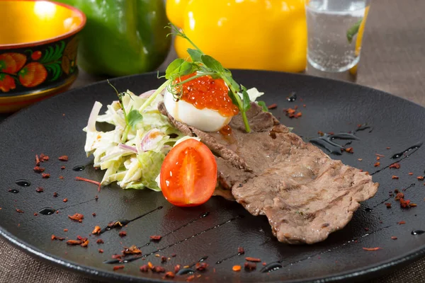 Gebratenes Roastbeef Steak Mit Gemüsesalat Und Kaviar — Stockfoto