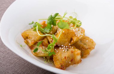 Beyaz kasede sıcak Asyalı vejetaryen kabak salatası