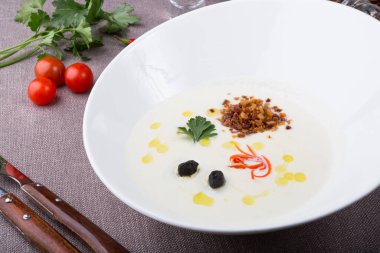 Pastırmayla servis edilen beyaz kremalı çorba.