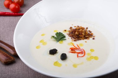 Pastırmayla servis edilen beyaz kremalı çorba.