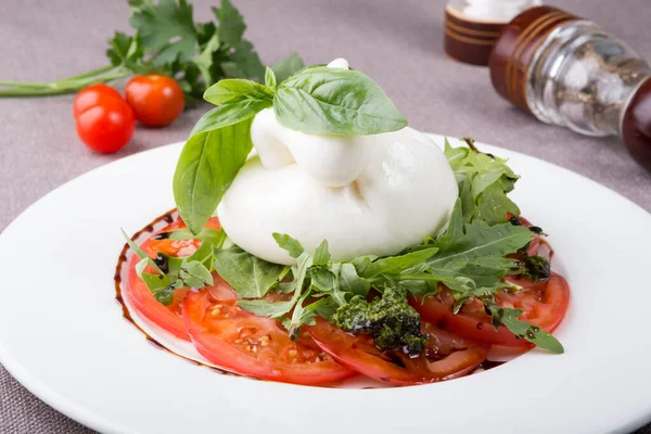 Bivalyburrata Sajt Frissen Felszolgált Nyers Paradicsommal Bazsalikomlevéllel — Stock Fotó