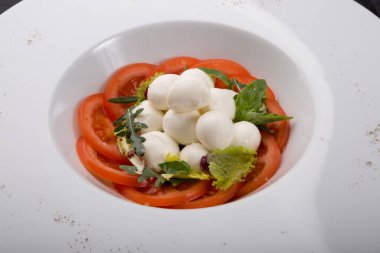 Masada kırmızı domatesli beyaz bufalo mozarella peyniri