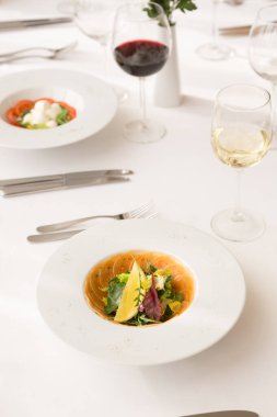 Beyaz kasede servis edilen füme somon salatası.