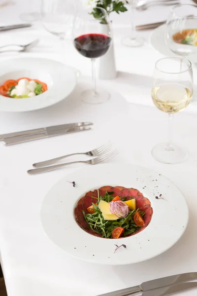 Rökt Kött Prosciutto Sallad Serveras Restaurang — Stockfoto