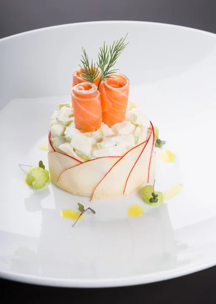 Élégante Salade Saumon Fumé Servie Dans Bol Blanc Images De Stock Libres De Droits