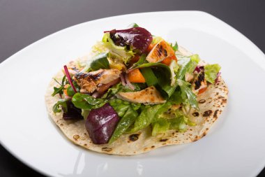 Bir tabakta servis edilen tortilla paketi