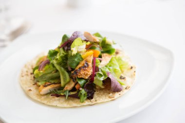 Bir tabakta servis edilen tortilla paketi