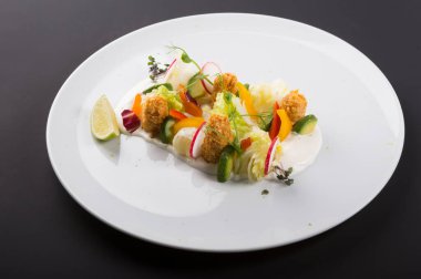 Zarif hafif sebze salatası ve kızarmış tavuk.