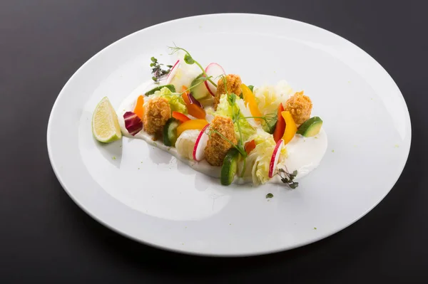 Elegant Light Vegetable Salad Fried Chicken — Stock Photo, Image