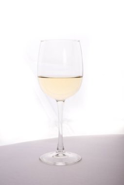 Masada şeffaf beyaz şarap kadehi