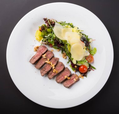 Rozbif salatası, roka ve parmesan peyniri.