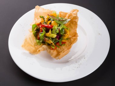 Hamurda servis edilen nefis egzotik ızgara sebze salatası.