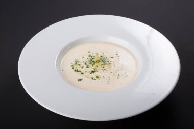 Beyaz kasede kremalı mantar çorbası