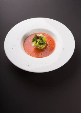 Kırmızı, soğuk, İspanyol, avokado soslu gaspaço çorbası.