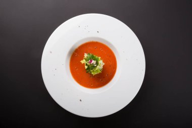 Kırmızı, soğuk, İspanyol, avokado soslu gaspaço çorbası.