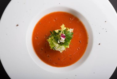 Kırmızı, soğuk, İspanyol, avokado soslu gaspaço çorbası.