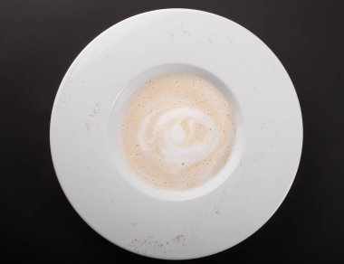 Beyaz kasede kremalı mantar çorbası